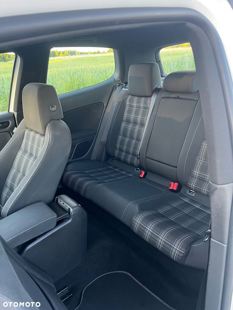 Volkswagen Golf - 11