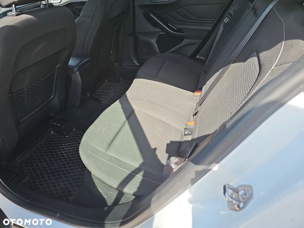 Ford Focus 1.5 TDCi Titanium PowerShift - 24