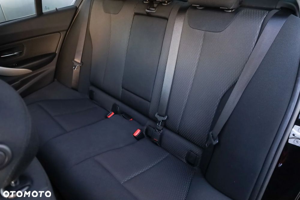 BMW Seria 3 318i - 18