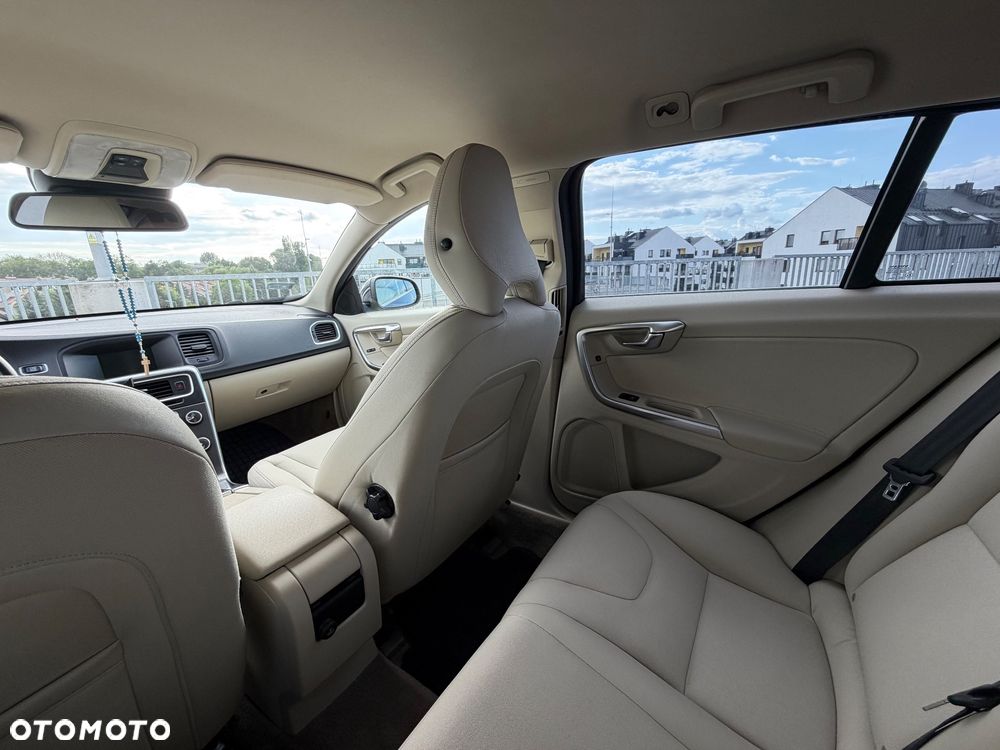 Volvo V60 D4 Geartronic Momentum - 27