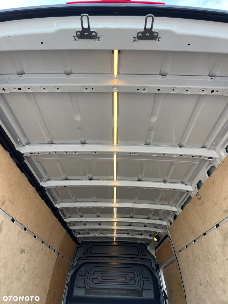 Mercedes-Benz Sprinter - 12