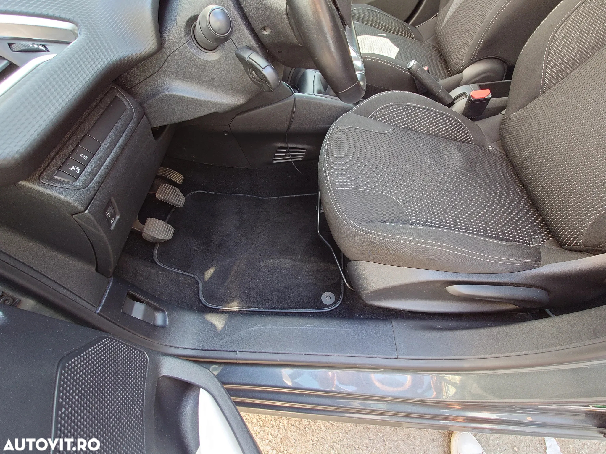 Peugeot 208 1.2 L PureTech Allure - 23
