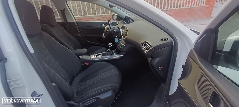 Peugeot 308 1.2 PureTech Allure J18 - 17