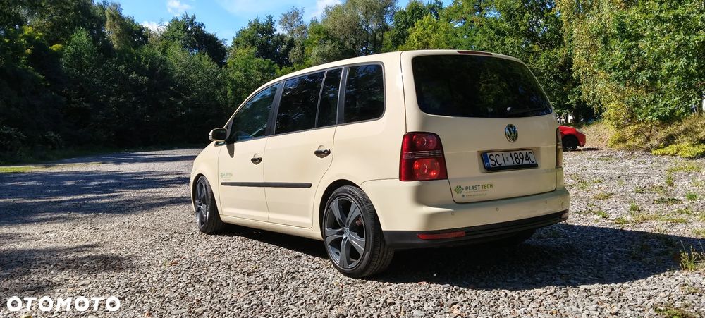 Volkswagen Touran 1.9 TDI Conceptline DSG - 4