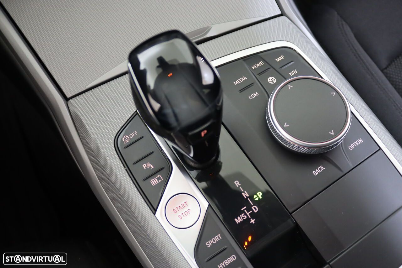 BMW 330 e Touring Corporate Edition Auto - 34