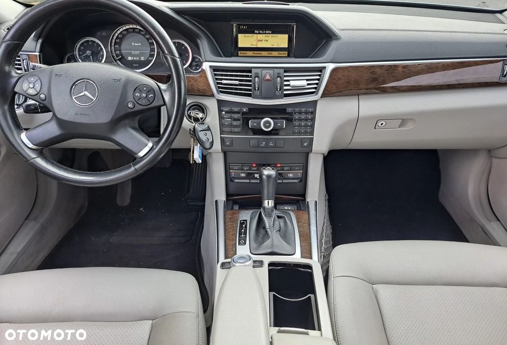 Mercedes-Benz Klasa E 220 CDI DPF BlueEFFICIENCY 7G-TRONIC Elegance - 22