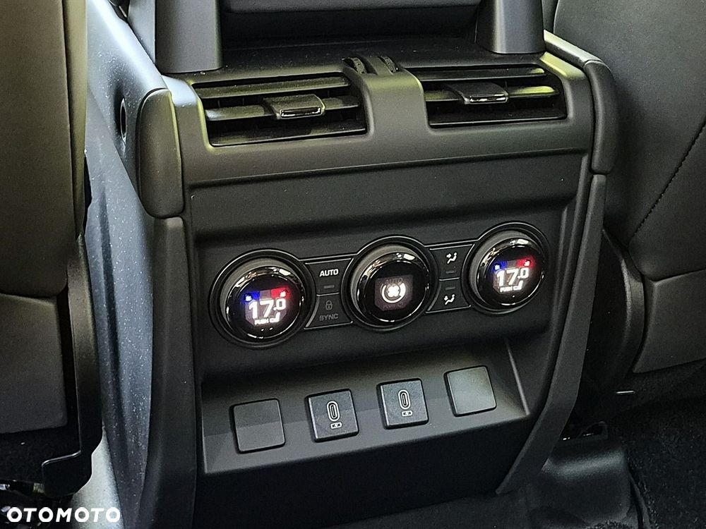 Land Rover Defender 110 P635 OCTA - 25
