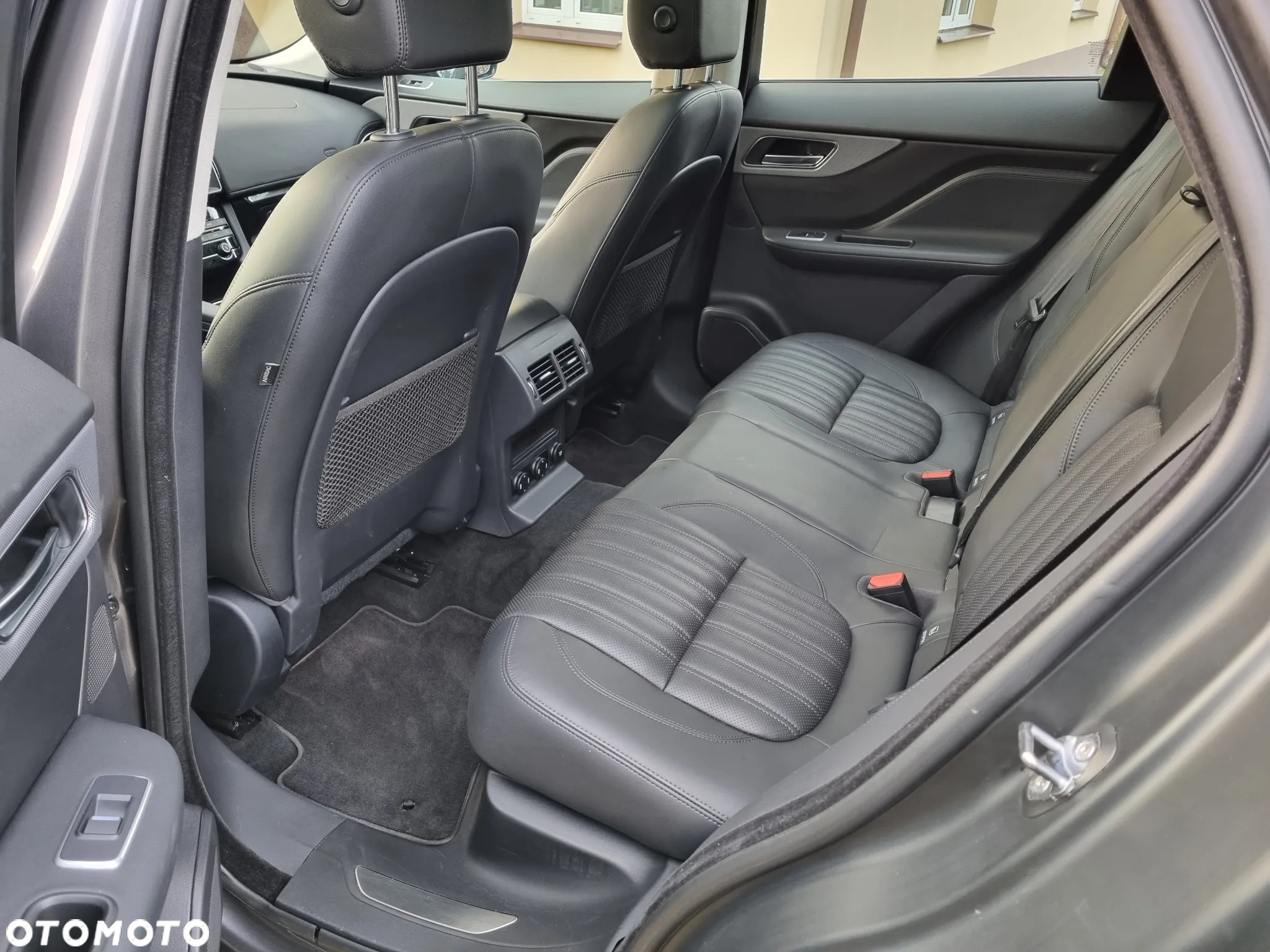Jaguar F-Pace 30t AWD Prestige - 14
