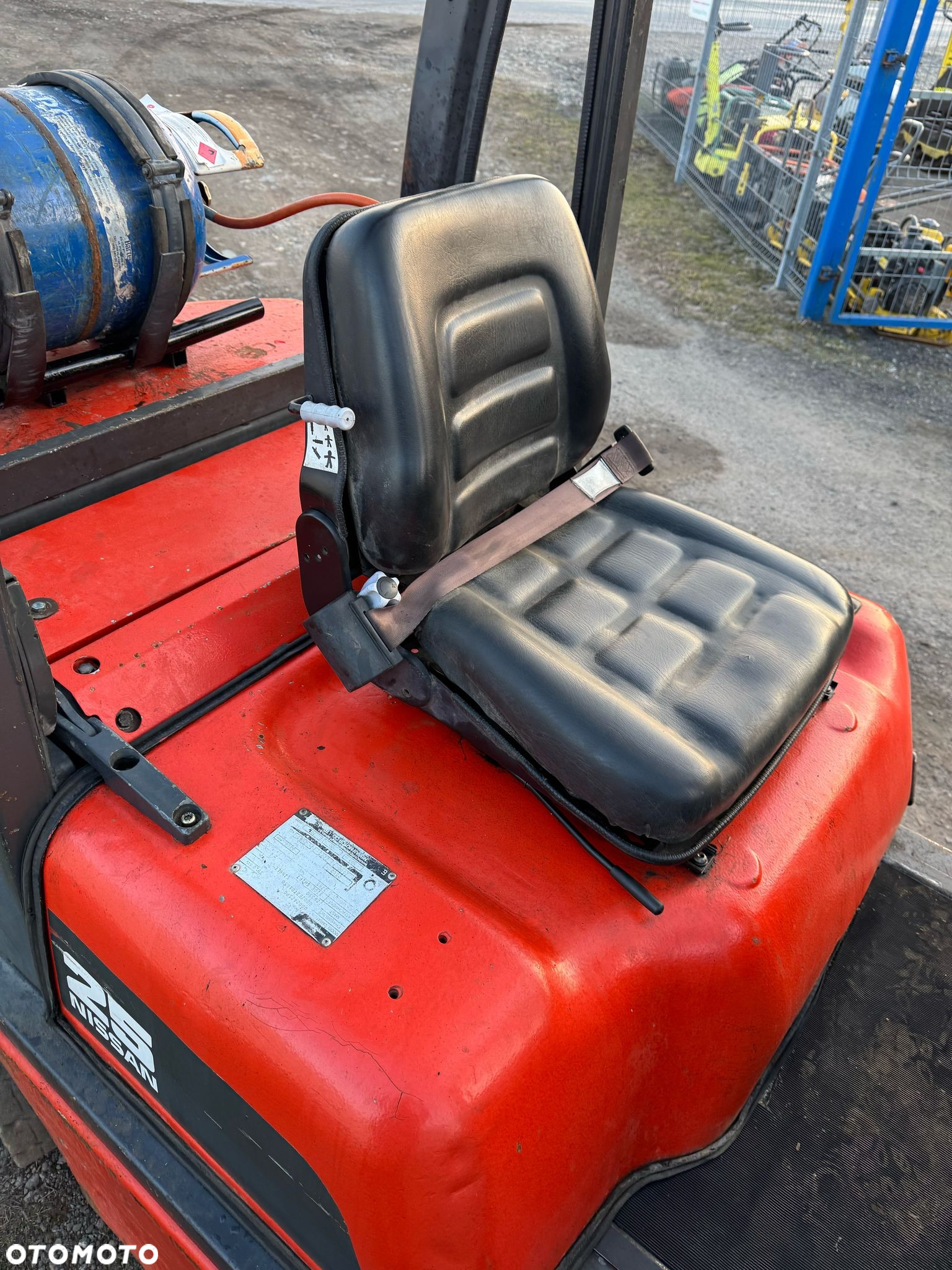Nissan H25 - 4