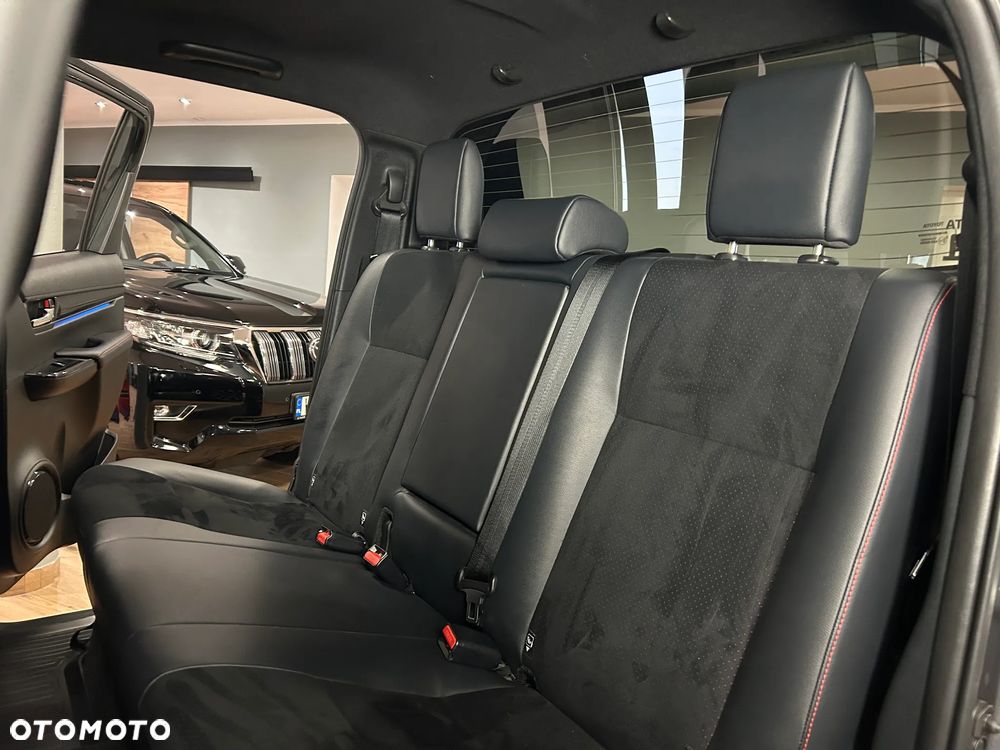 Toyota Hilux 2.8 D-4D Double Cab GR Sport 4x4 - 39