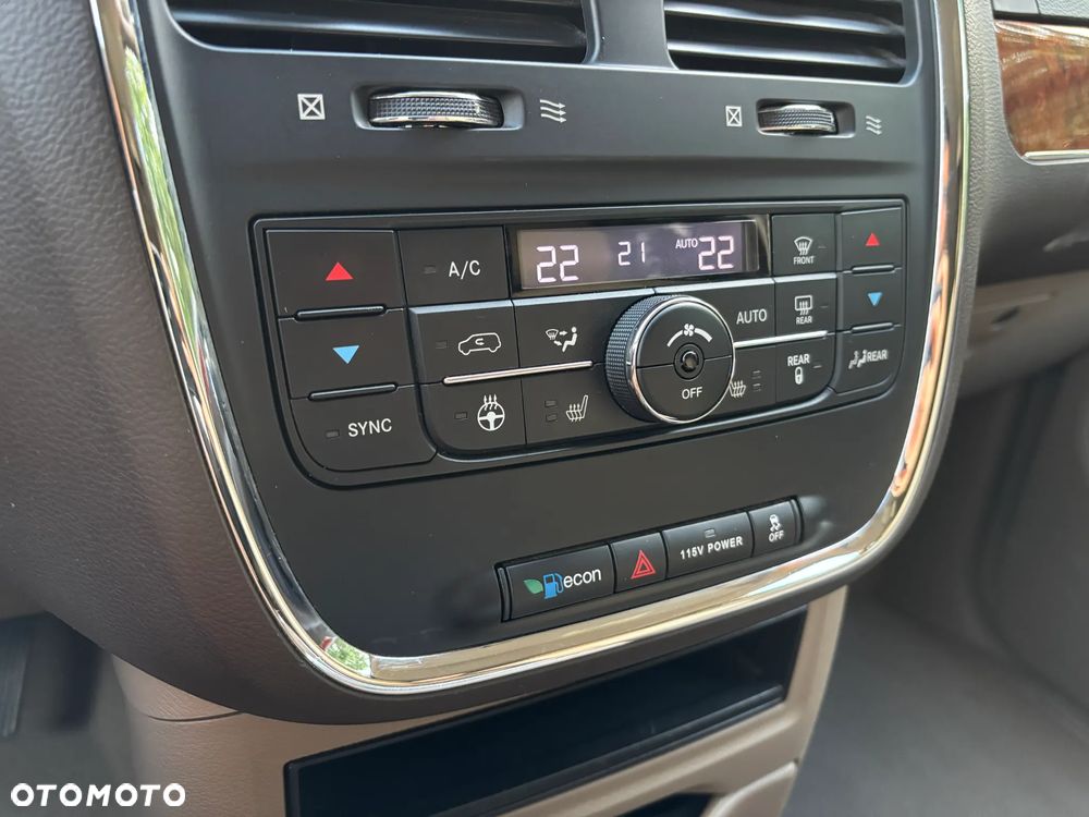 Chrysler Town & Country 3.6 Limited - 25