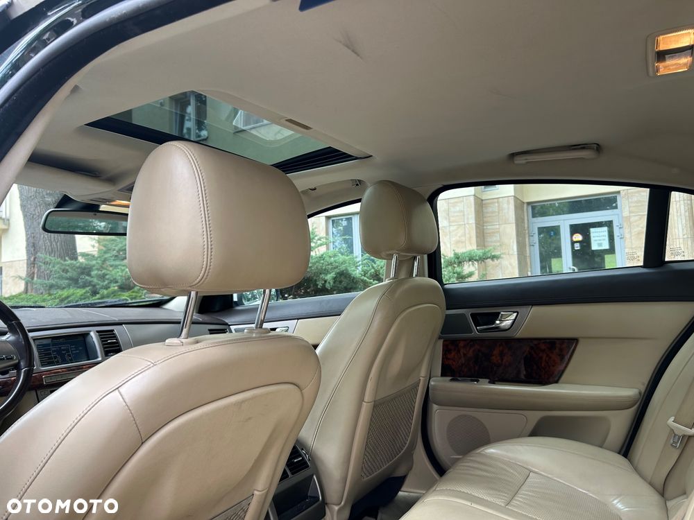 Jaguar XF 2.7 V6 D Luxury - 11