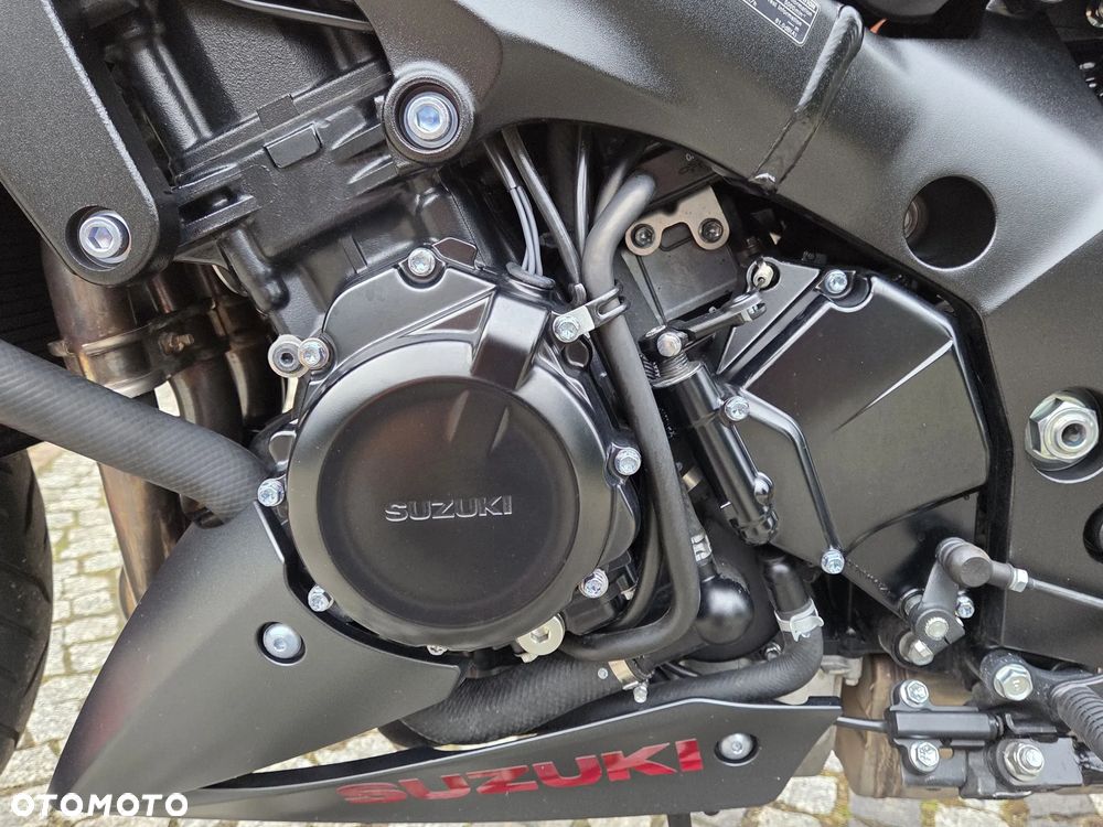 Suzuki GSX - 12
