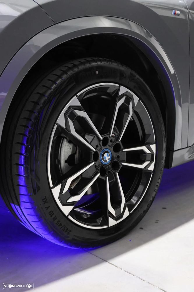 BMW iX2 eDrive20 Pack Desportivo M - 15