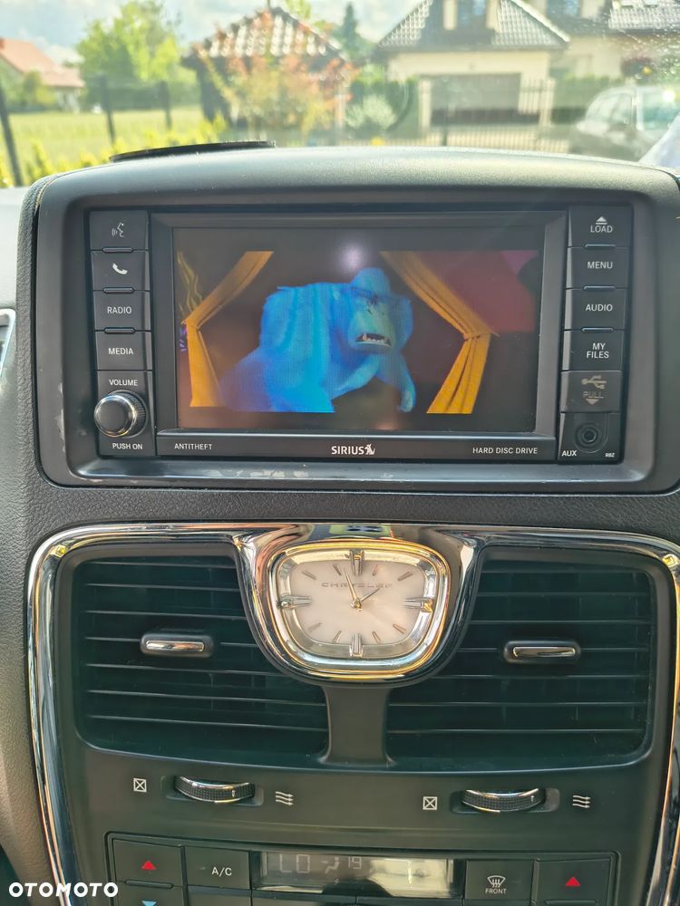 Chrysler Town & Country - 30