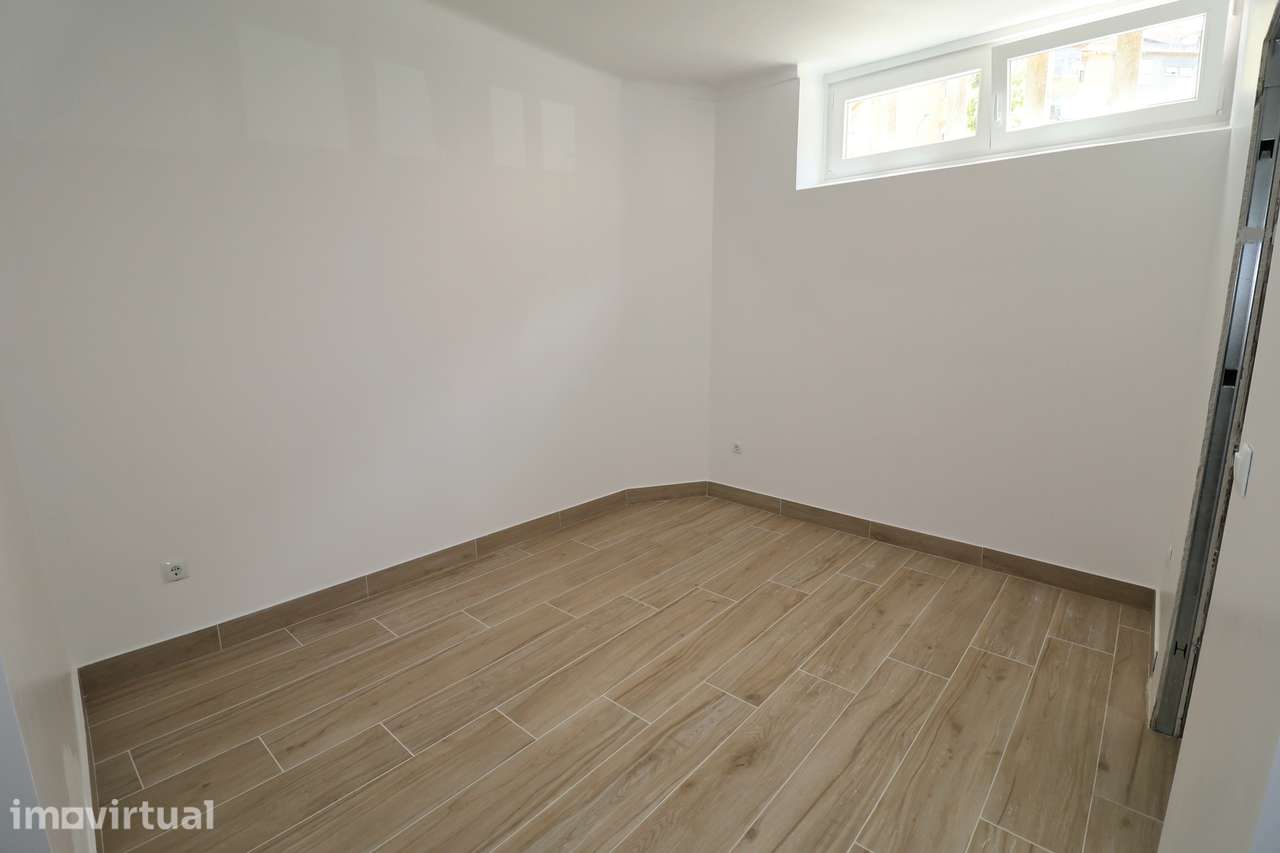 Venda de atelier convertido em habitação a estrear T4 Venteira Amadora - Grande imagem: 3/19