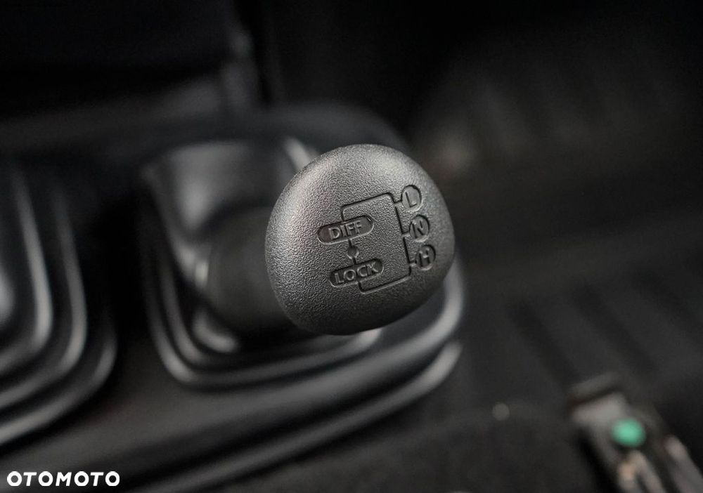Land Rover Defender - 24