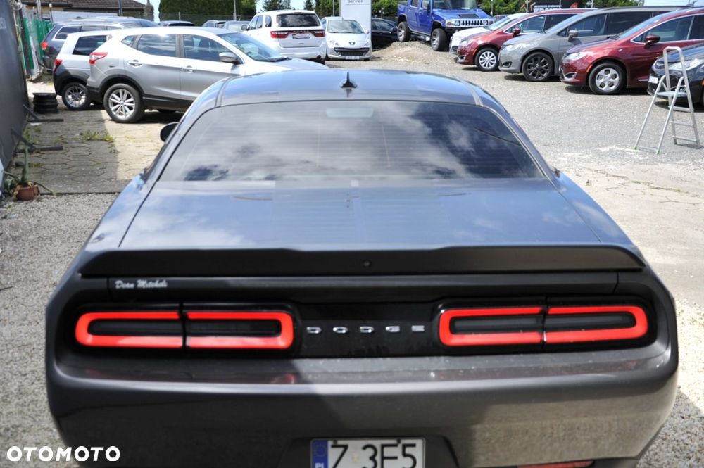 Dodge Challenger - 12