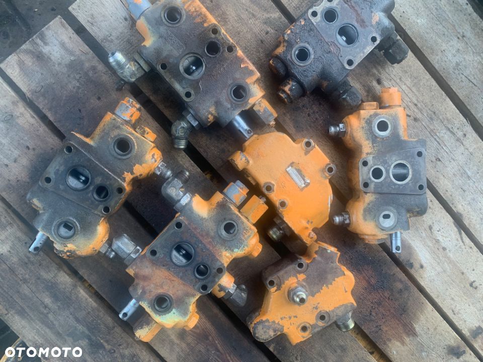 1340863C3 Rozdzielacz hydrauliczny, sekcja CASE 580 SK. Super - 2