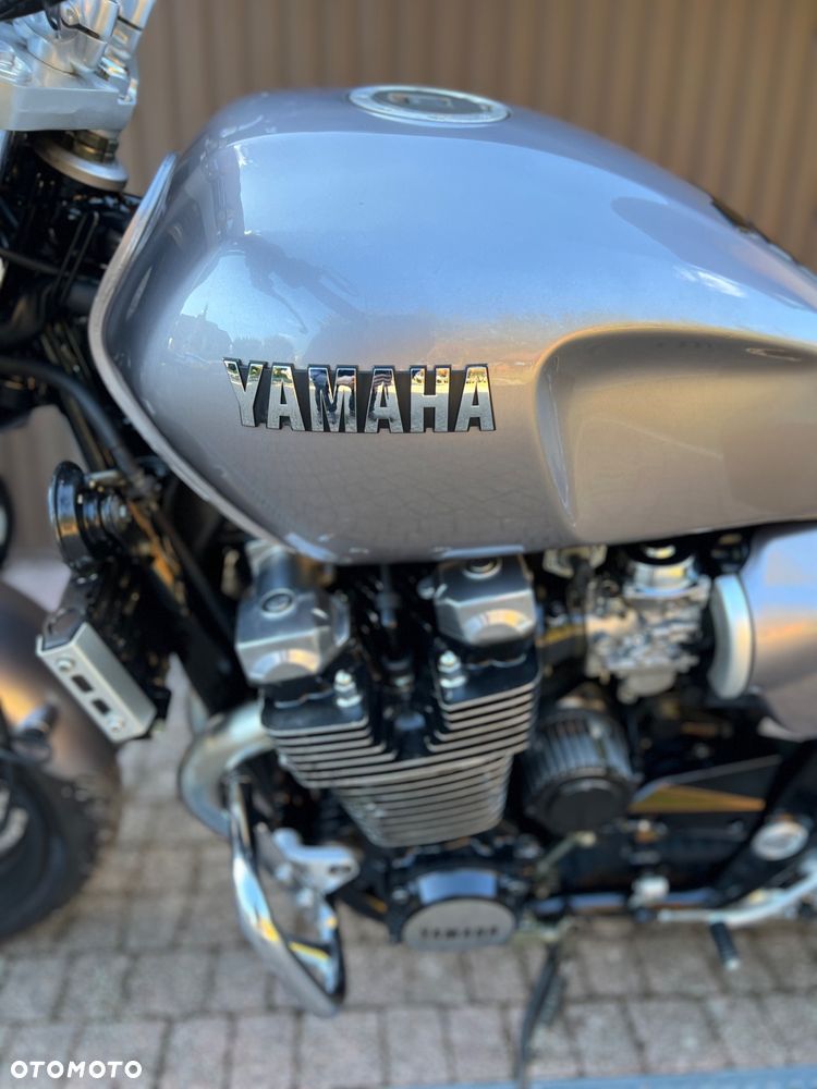 Yamaha XJR - 16