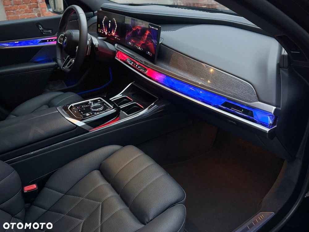 BMW Seria 7 740i - 24