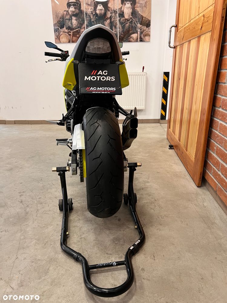 Suzuki GSR - 14