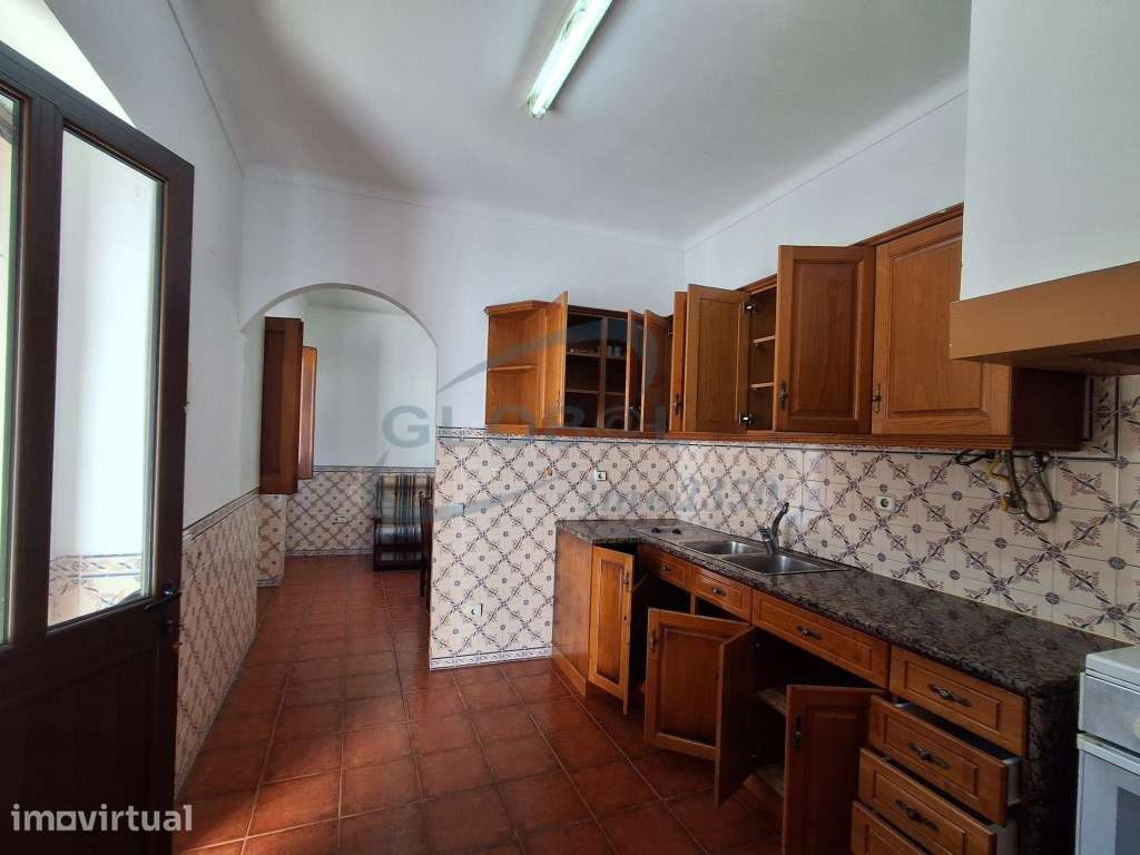 Moradia T3 no Centro de Vila Moreira - com logradouro, anexos e fre... - Grande imagem: 4/18
