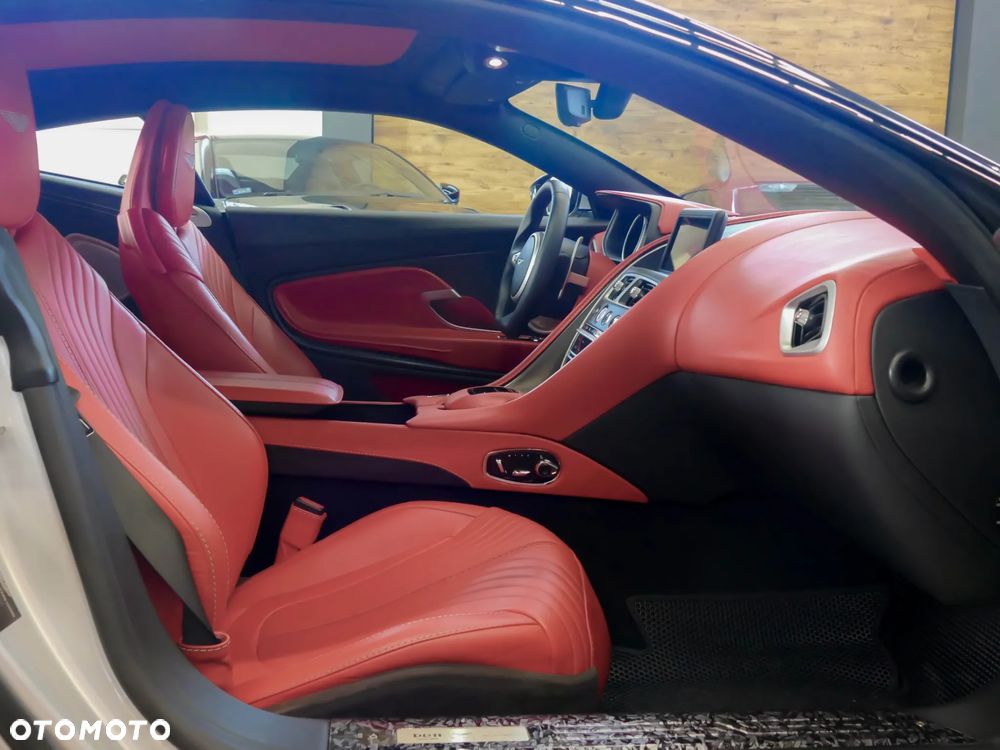 Aston Martin DB11 V12 AMR - 12