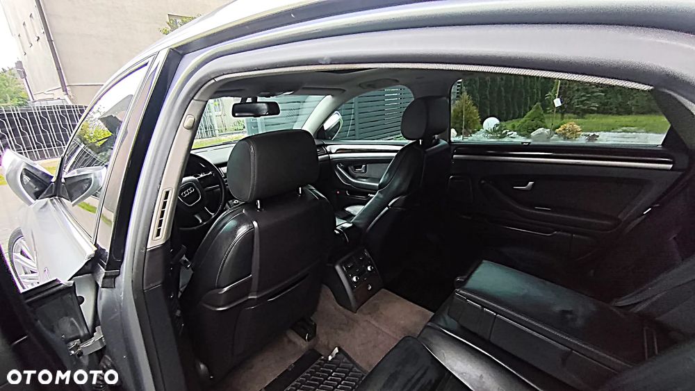 Audi A8 4.2 L Quattro - 17