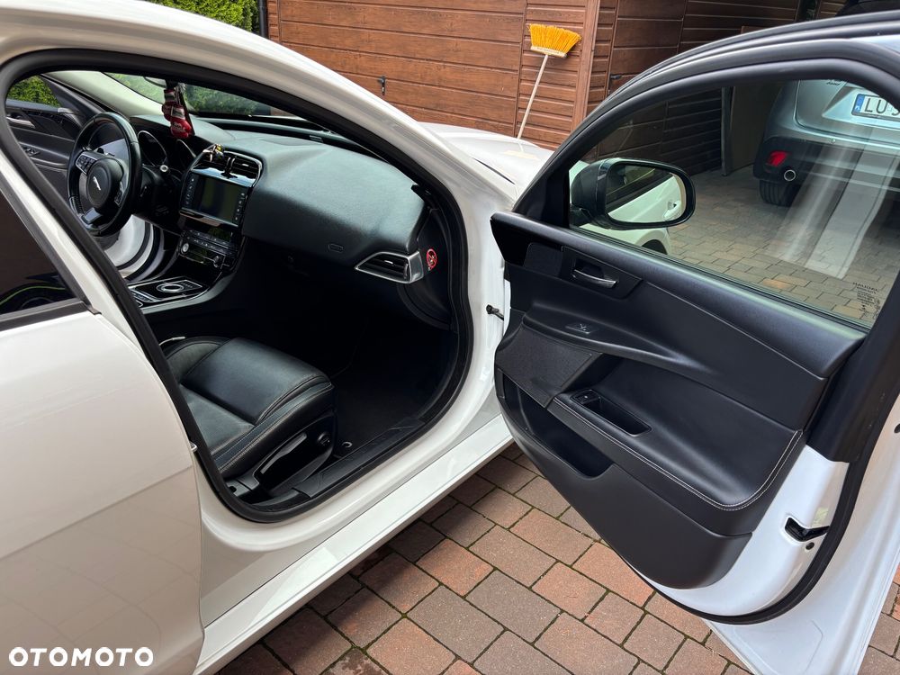 Jaguar XE 2.0 D Prestige - 22
