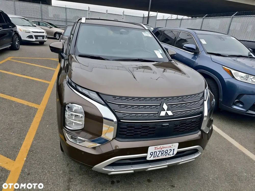 Mitsubishi Outlander - 2