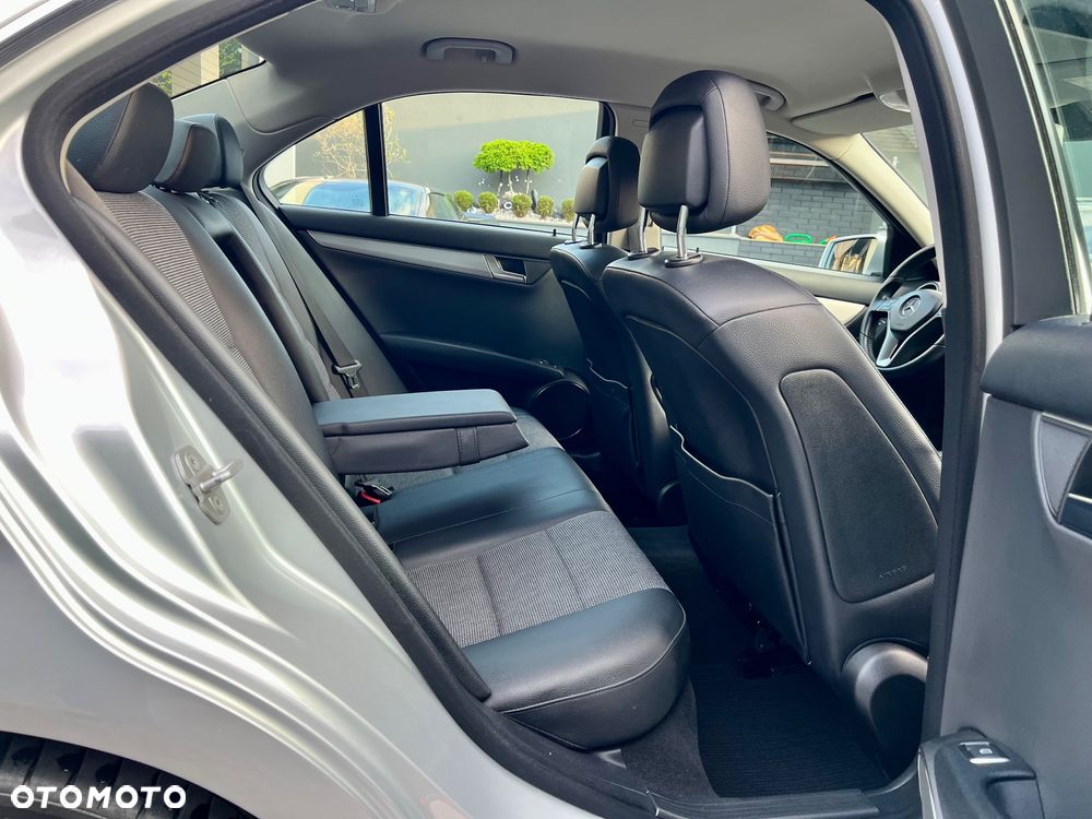 Mercedes-Benz Klasa C 220 CDI BlueEff 4-Matic Avantgarde - 31