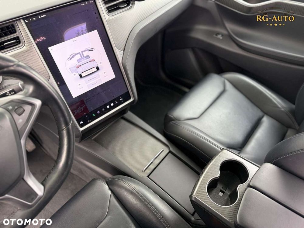 Tesla Model X - 35