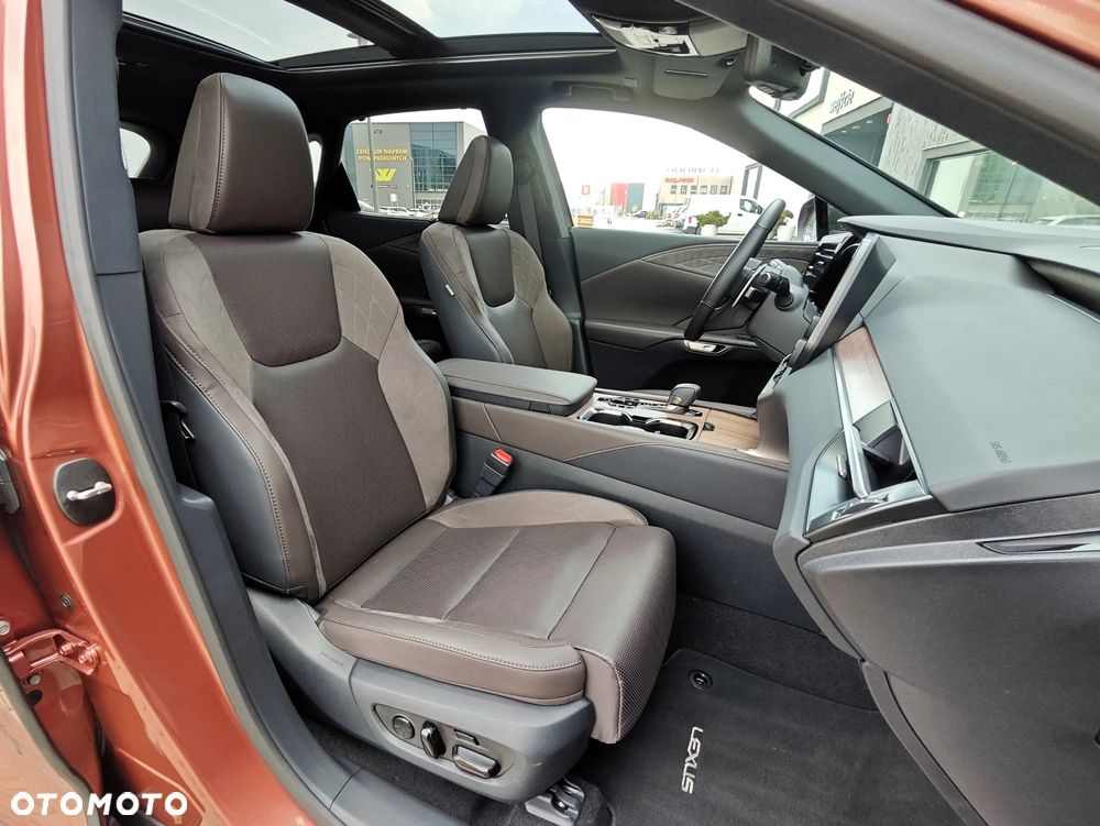 Lexus RX 450h+ Omotenashi - 14