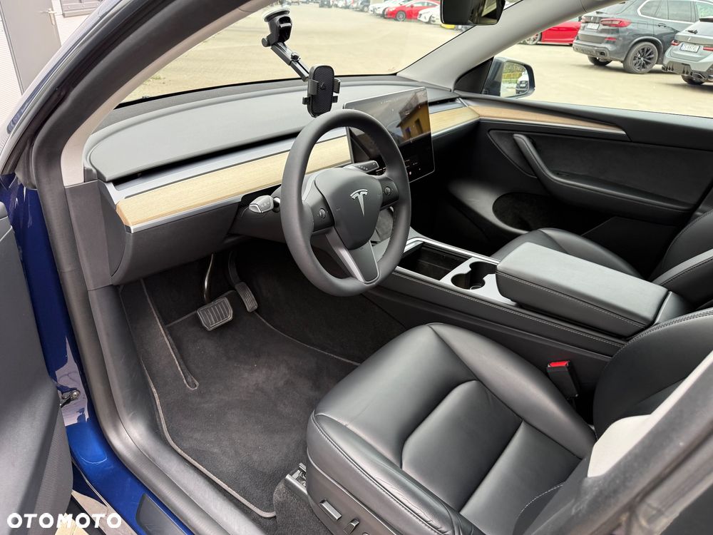 Tesla Model Y - 10
