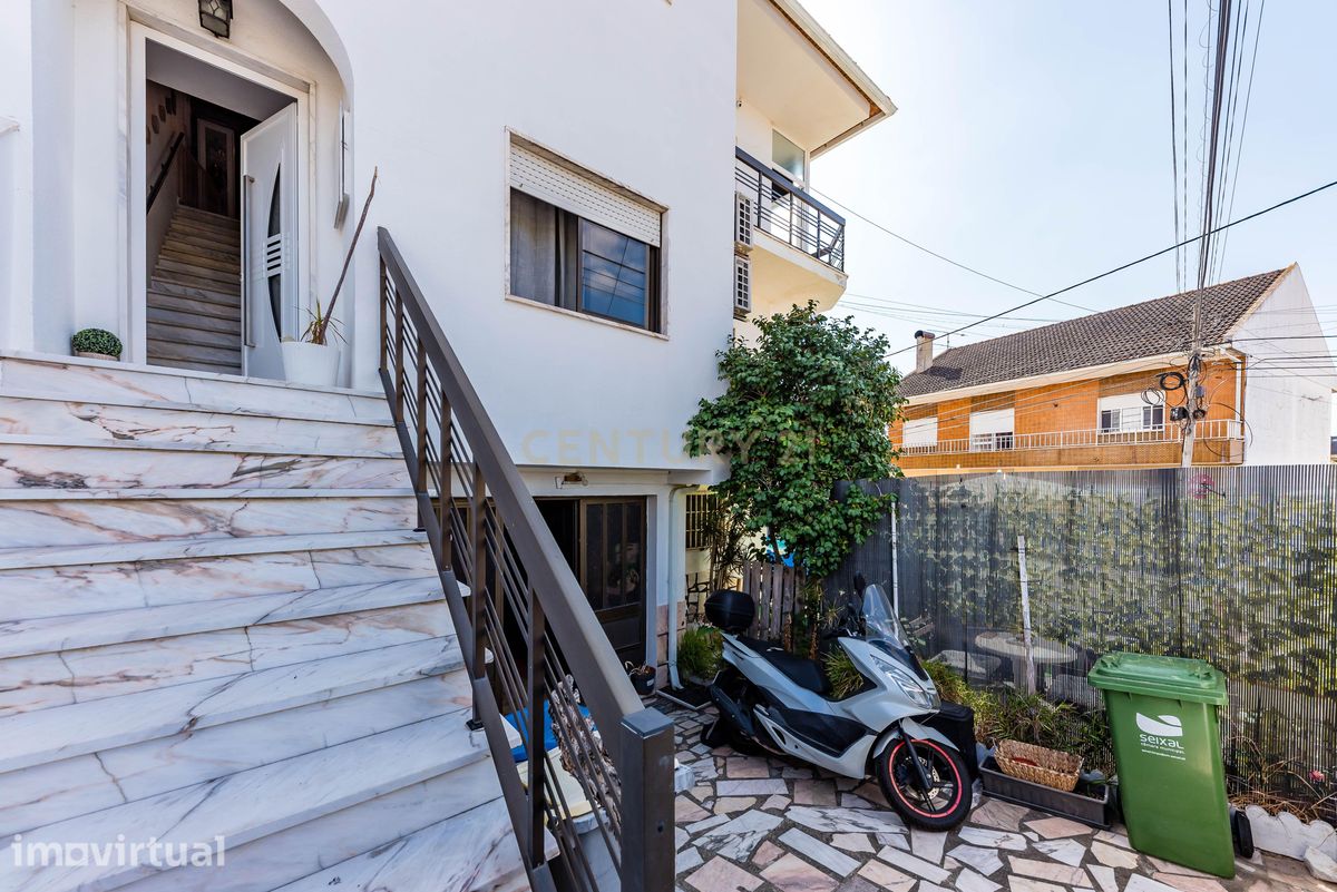 Apartamento T3 remodelado com garagem em Corroios