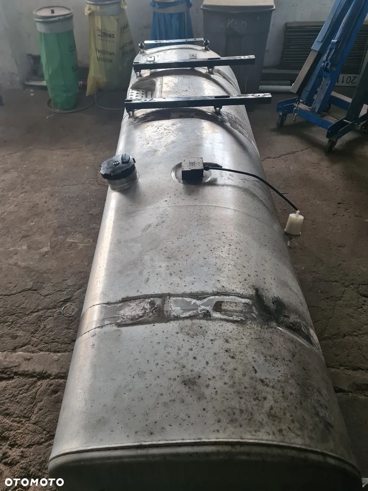 Zbiornik Volvo 900 litrów z mocowaniami (bez smoka) - 3