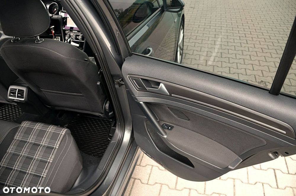 Volkswagen Golf - 18
