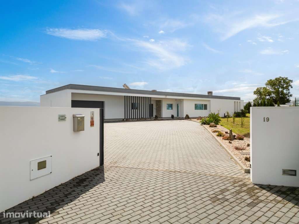 Moradia contemporânea V3 com piscina, garagem e grande jardim próxi... - Grande imagem: 2/35
