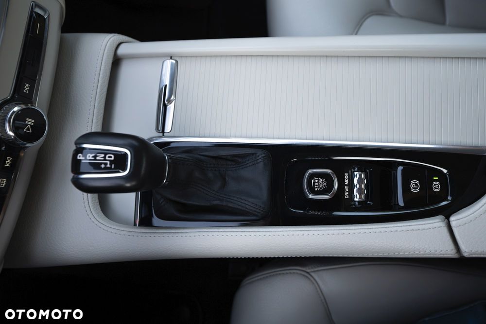 Volvo S90 T4 Momentum Pro - 17
