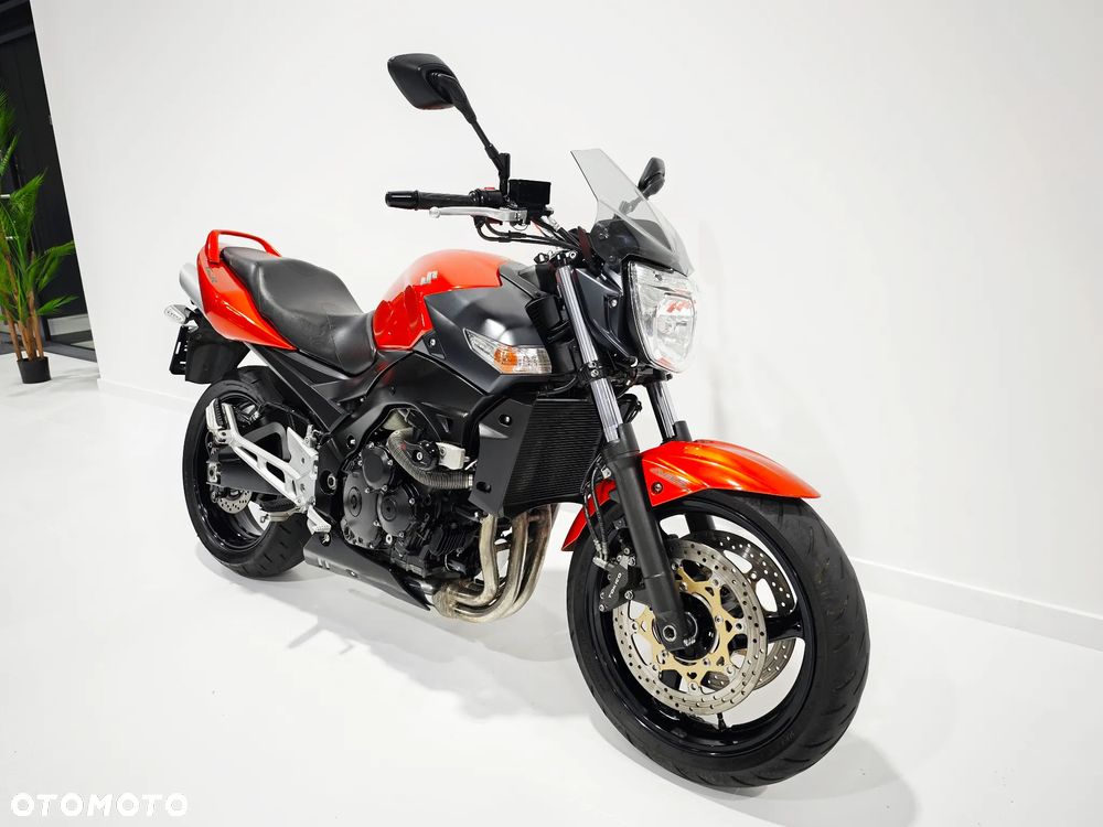 Suzuki GSR - 2