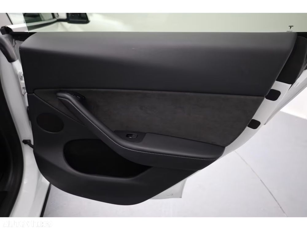 Tesla Model Y AWD Performance - 17