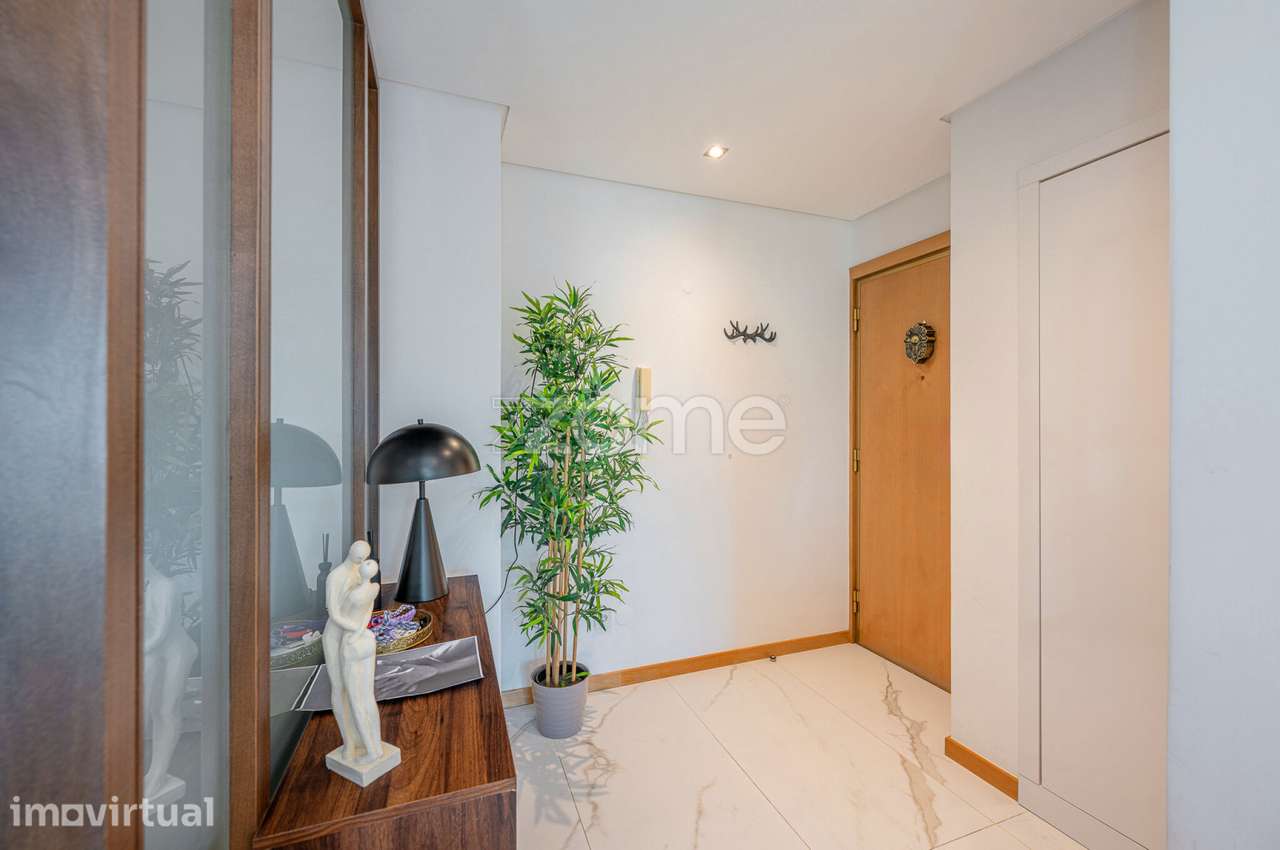 Apartamento T3 Remodelado com Varanda, Garagem e Arrumos na Maia - Grande imagem: 4/53