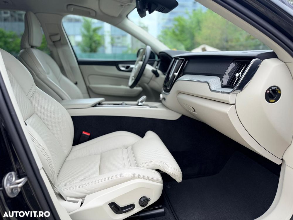 Volvo XC 60 B4 MHEV AT AWD Plus Dark - 12