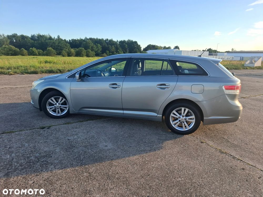 Toyota Avensis 2.0 D-4D Luna - 1
