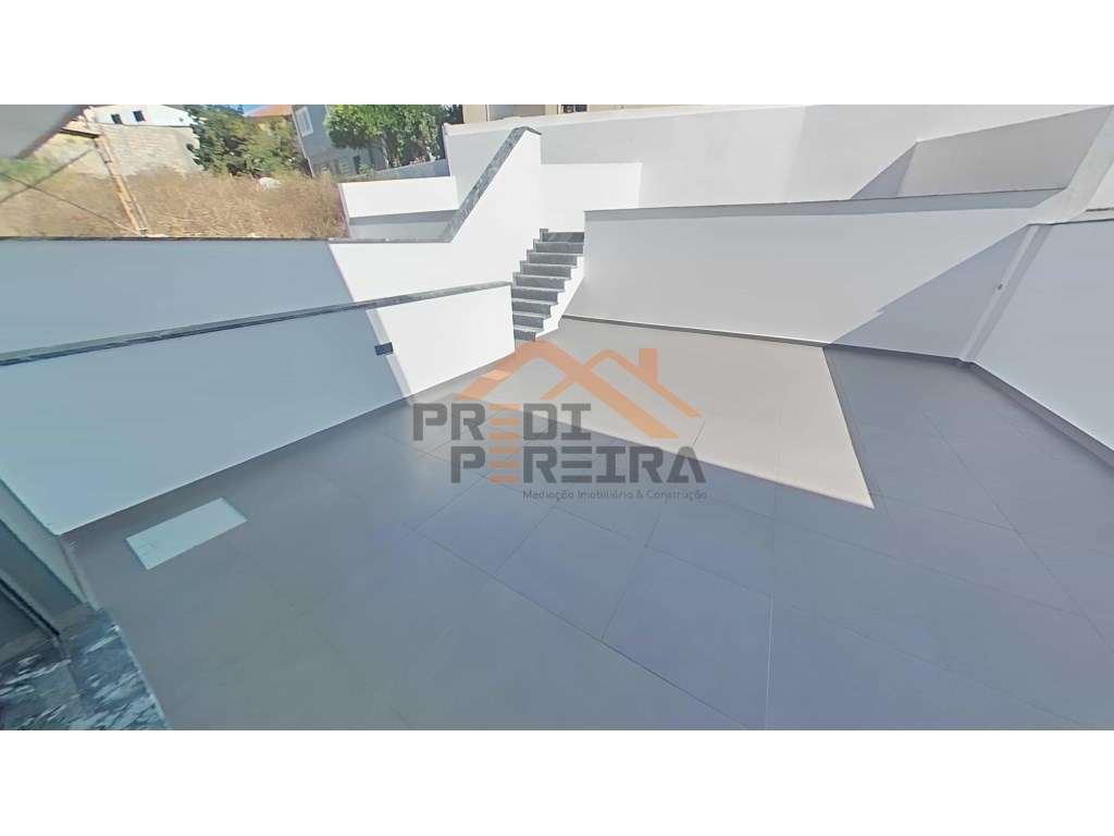 Moradia nova T4+1, situada na Ramada. - Grande imagem: 4/38