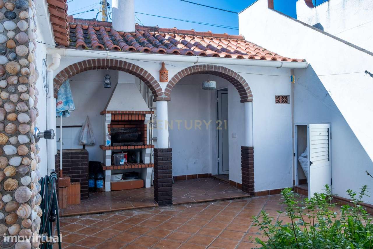Moradia T3 com espaço exterior situada junto ao Cento de Saúde de Mour - Grande imagem: 3/35