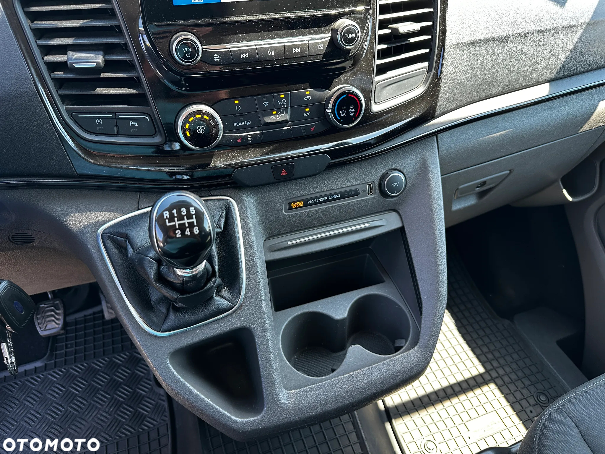 Ford Tourneo Custom - 13