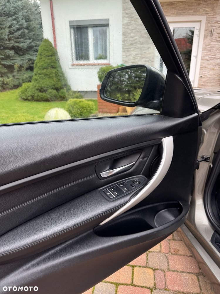 BMW Seria 3 320i xDrive - 13