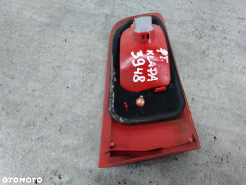 LAMPA TYLNA PRAWA W KLAPE MAZDA 2 I 3M71-13547-AF HATCHBACK - 3